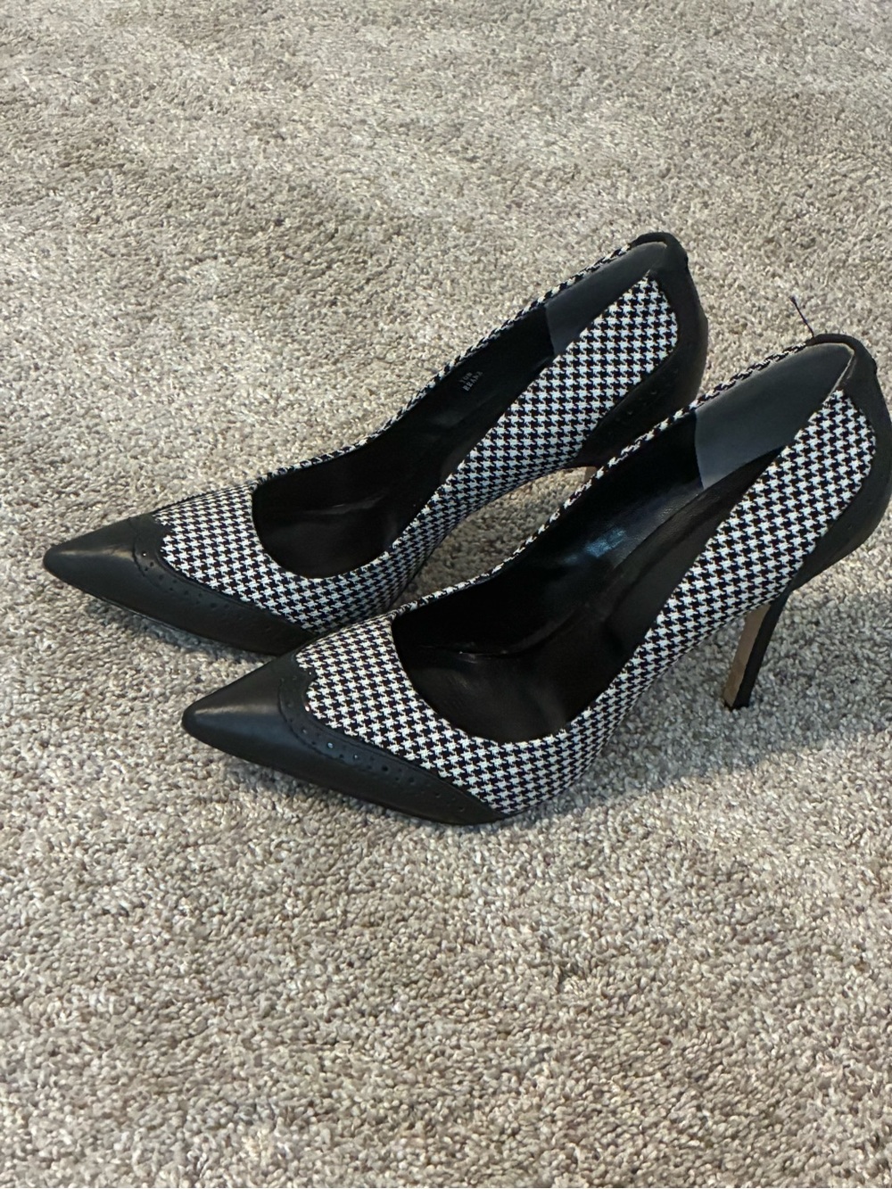 Super hot like new Rachel Roy Black and White Houndstooth Pointed Toe Pumps